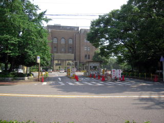 公会堂裏駐車場出入口